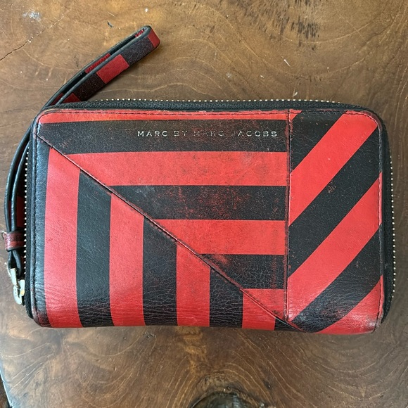 Marc by Marc Jacobs red and black striped zippy wallet, preloved, clean inside - Picture 1 of 9
